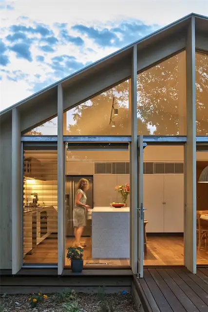 Остекленный фасад Lean To House