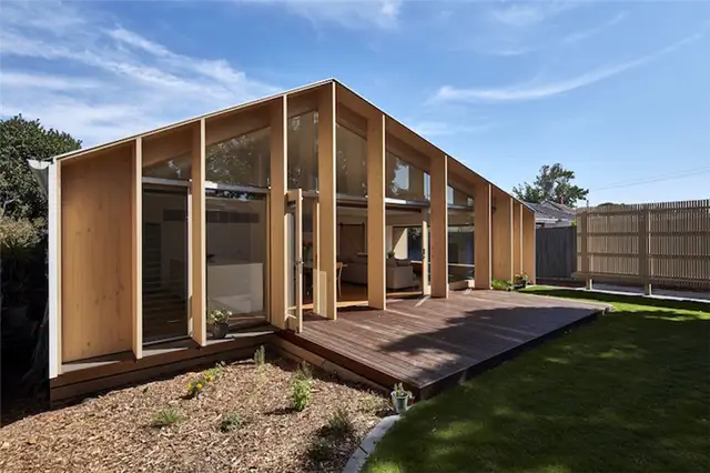 Задний фасад дома Lean To House