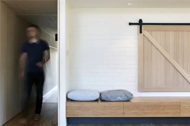 Кирпичная стена дома Lean To House