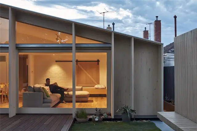 Большое окно дома Lean To House