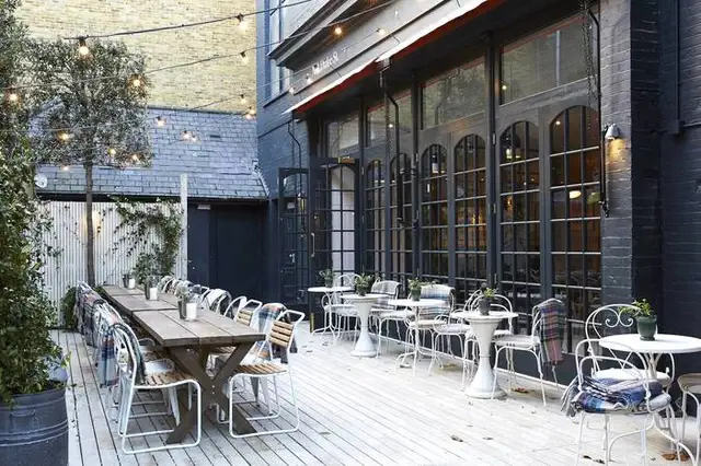 No. 1 Duke St. от Box 9 Design & Red Deer Architects Outdoor