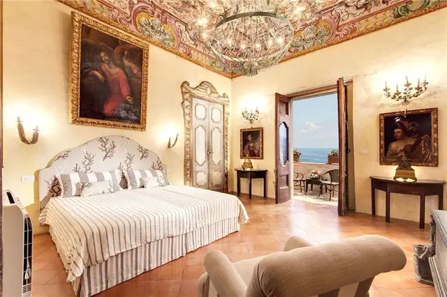 Спальня Villa degli Affreschi с удивительным потолком с росписью