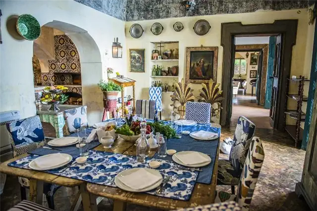 Villa degli Affreschi Сервировка стола в голубых тонах