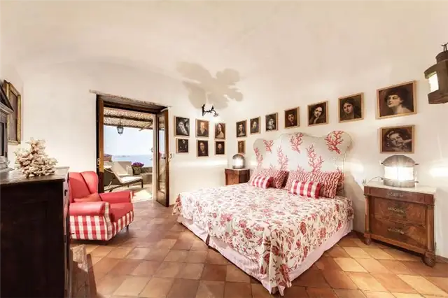 Villa degli Affreschi Спальня в стиле пещеры с портретом в рамке