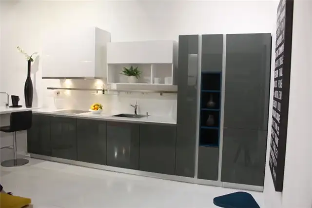 Белая и серая кухня со встроенными полками