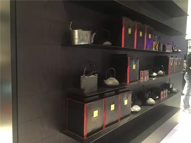 Металлические полки на кухне