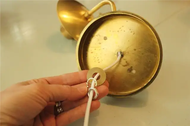DIY (своими руками) Globe Wall Sconce - Затем закрепите конец нейлоновой тесьмы