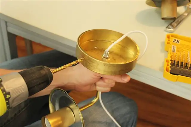 DIY (своими руками) Globe Wall Sconce - латунный козырек зафиксирован на месте