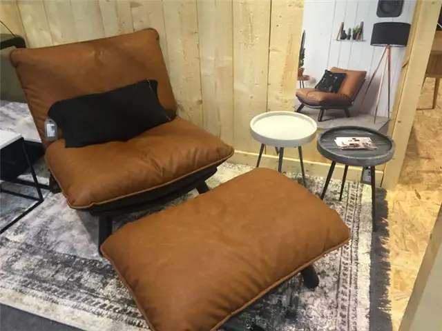Комфорт и стиль с кожаным креслом и оттоманкой