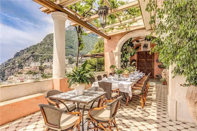 Villa degli Affreschi Обеденный стол со стульями бистро и видом