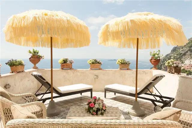 Шезлонги и зонтики Villa degli Affreschi