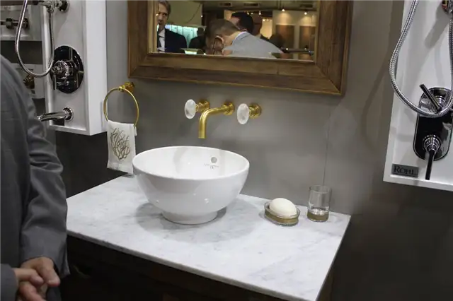Умывальник Rohl с золотым смесителем