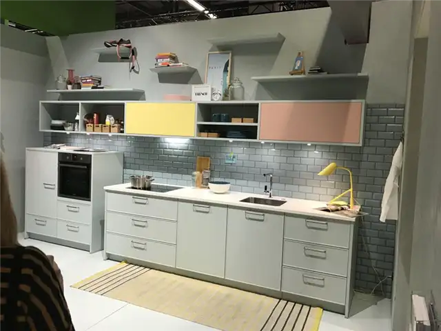 Кухня с плиткой метро и открытыми полками