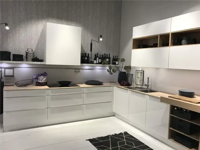 Белые лакированные кухонные шкафы с открытыми полками
