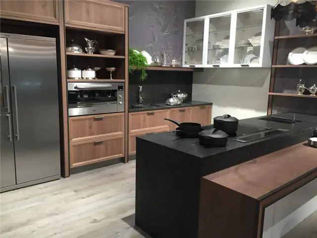 Дизайн кухни со стеклянными дверцами и открытыми полками