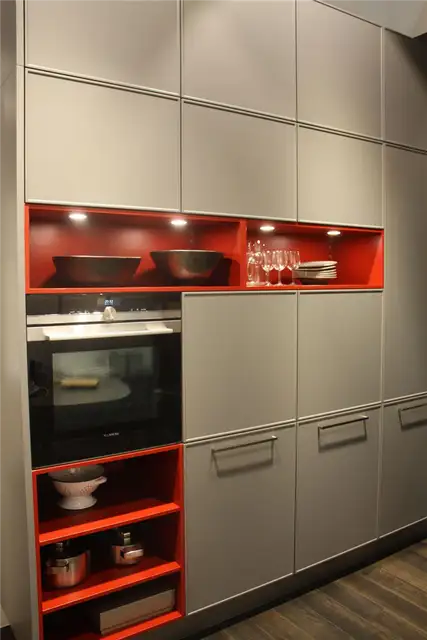 Большие серые кухонные шкафы с красными полками
