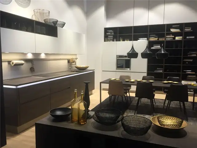 Открытая зона гостиной и кухни с открытыми полками
