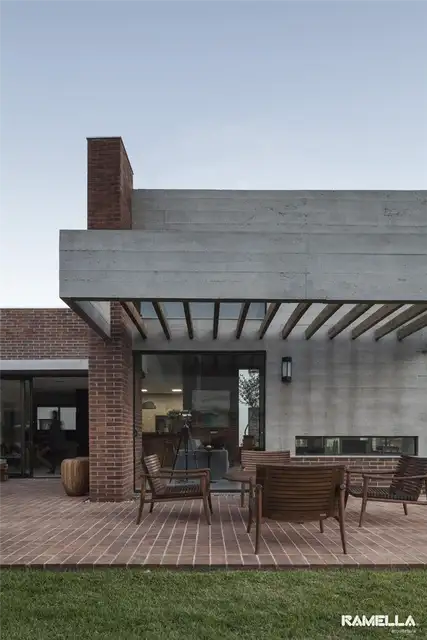 Бетонная пергола в резиденции Hoff по проекту Ramella Arquitetura