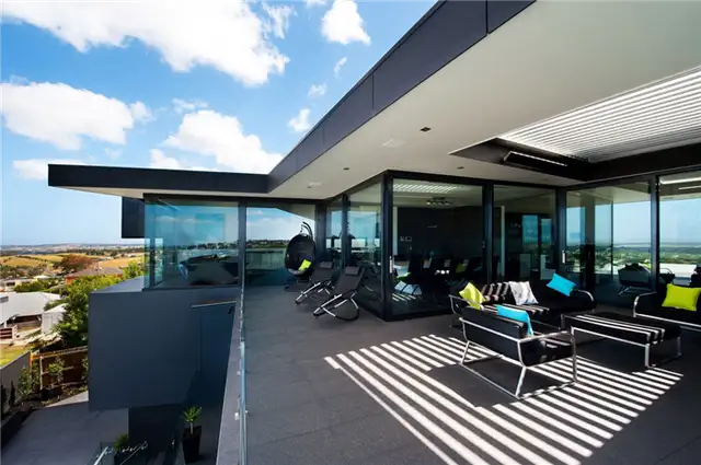Современный дом с перголой от Wandana Residence