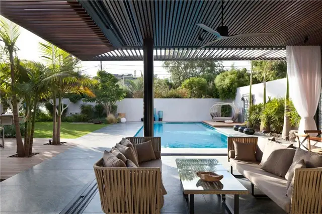 Бассейн на заднем дворе дома North TLV Home от Nurit Leshem