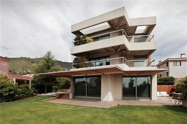 Архитектурное здание с перголой Дом Pedralbes от BCarquitectos