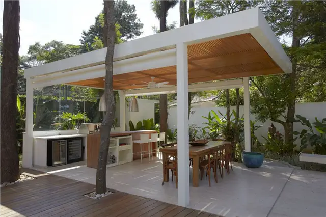 Обеденная зона на открытом воздухе в беседке The Morumbi Residence