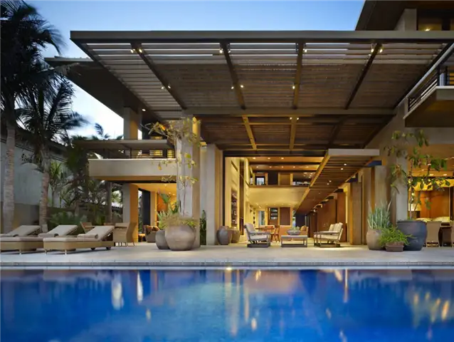 Длинная и большая пергола Резиденция в Мексике от Olson Kundig Architects