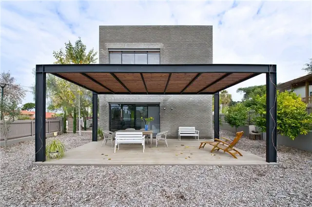 Современная пергола с палубой и мебелью Дом Кибуца от Sharon Neuman Architects