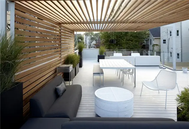 Пергола с белым настилом и современной мебелью - Bucktown Three от Studio Dwell Architects