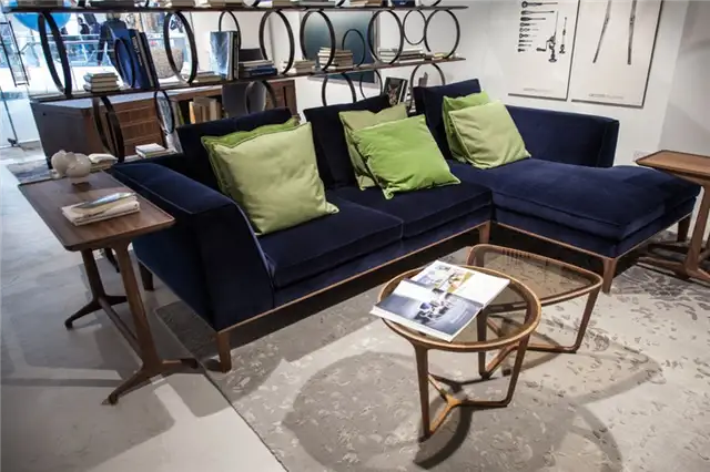 Синий бархатный диван dongiovani с ореховыми ножками и золотыми акцентами - stella tables