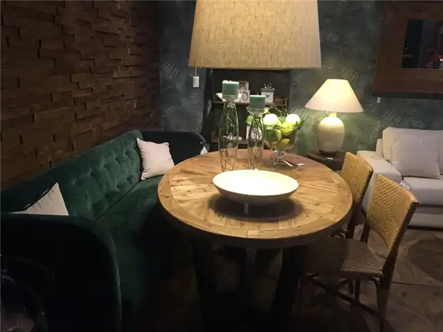 Угловая скамья для маленькой столовой со столом