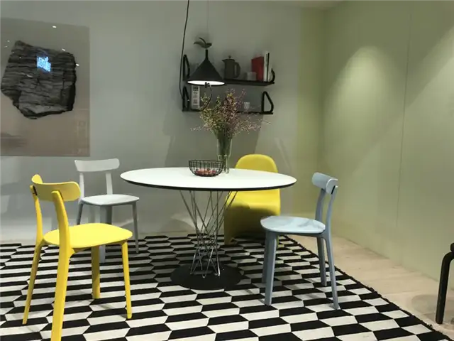 Угловая скамья для маленькой столовой со столом