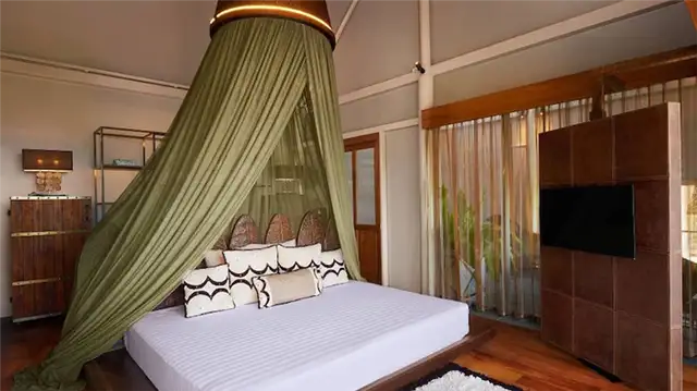 Отель Keemala Hotel предлагает кровати с балдахином в люксах