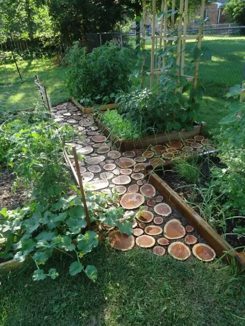 diy-garden-path-of-wood-slabs-0-500x666
