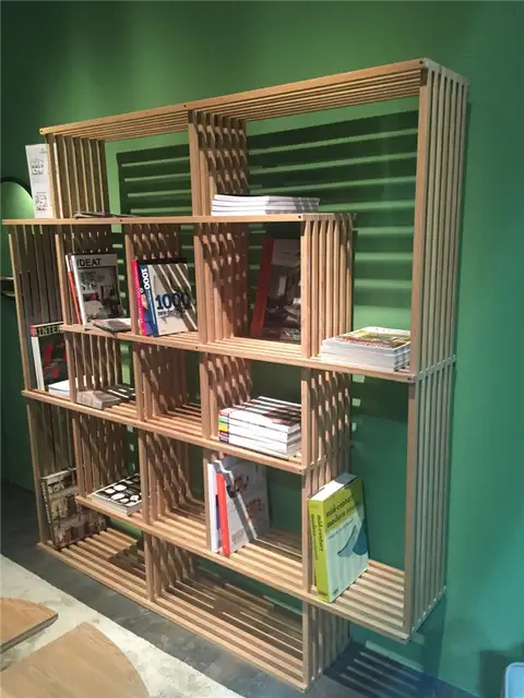 Настенные книги на деревянных палочках