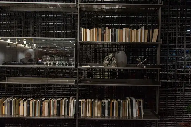 Как создать настроение с помощью книг для промышленной домашней библиотеки