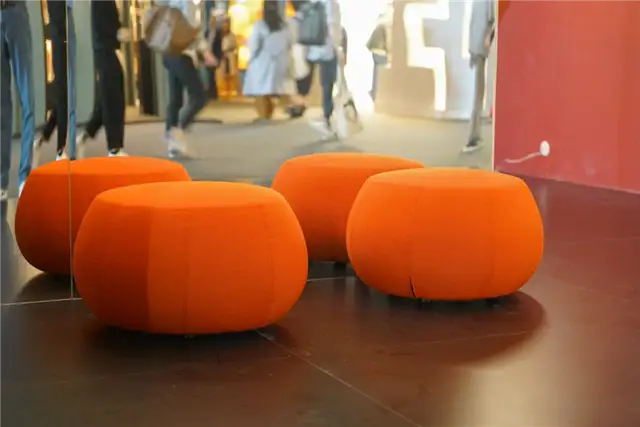 Оранжевые круглые пуфы или оттоманки