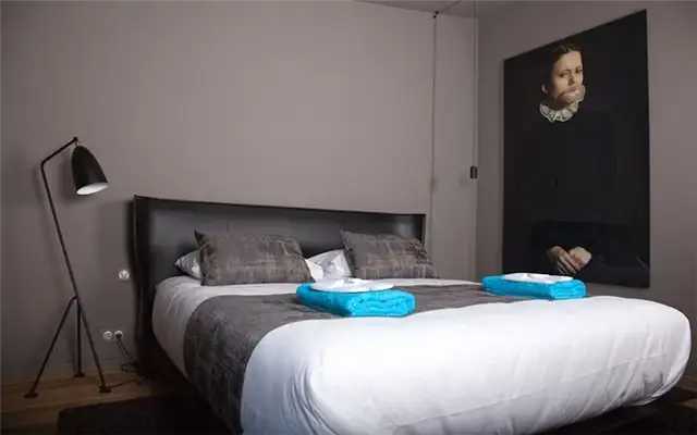 Спальня в Mas de l'Adret b&b оформлена в серой тематике