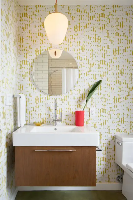 Желтые обои для ванной комнаты в стиле midcentury modern