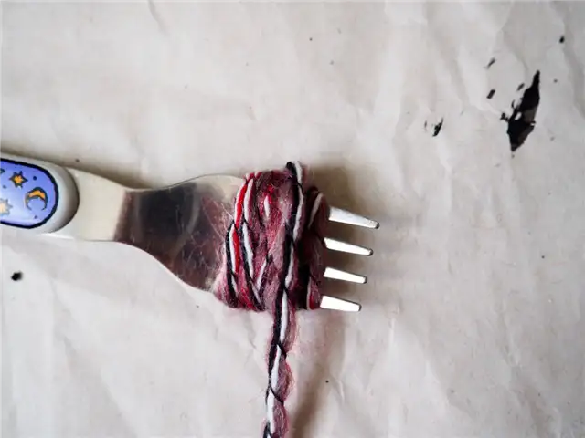 Корзина с помпонами 