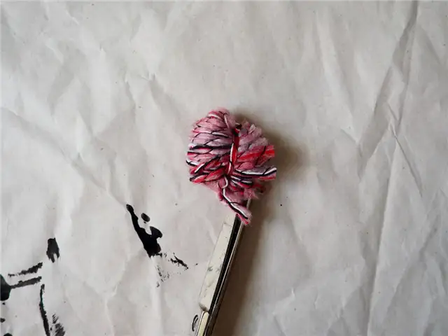 Корзина с помпонами 