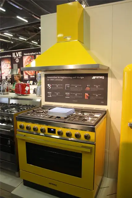 Желтая кухонная плита от SMEG