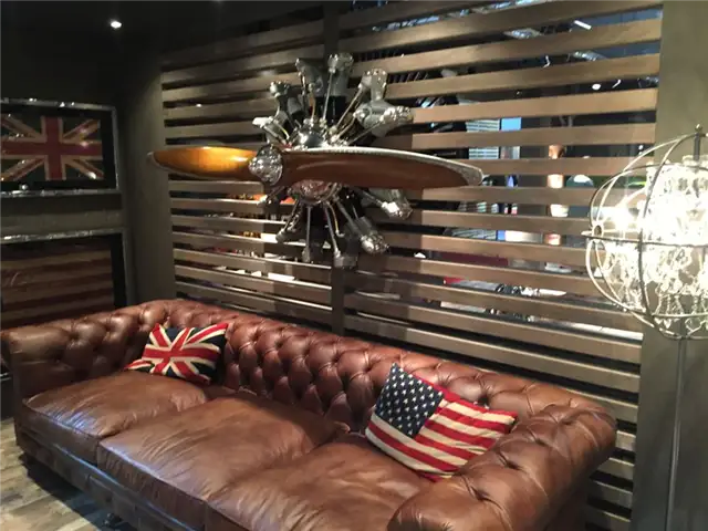 Бледно-розовая кушетка с хохолком