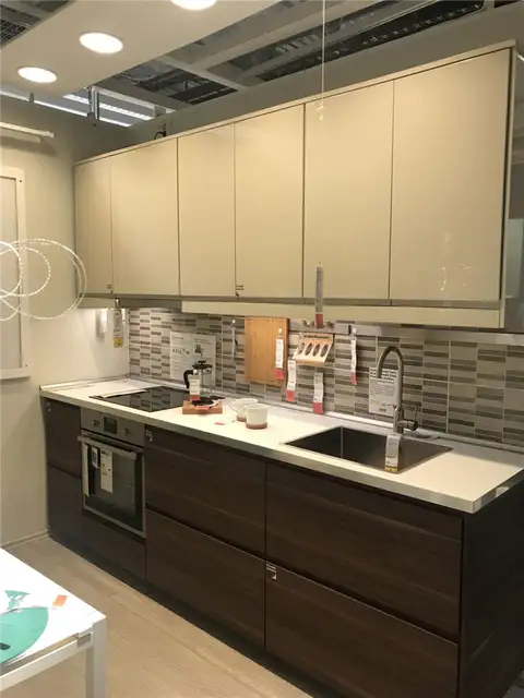 Современный дизайн кухни в серо-красных тонах от IKEA