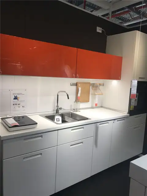 Современный дизайн кухни в серо-красных тонах от IKEA