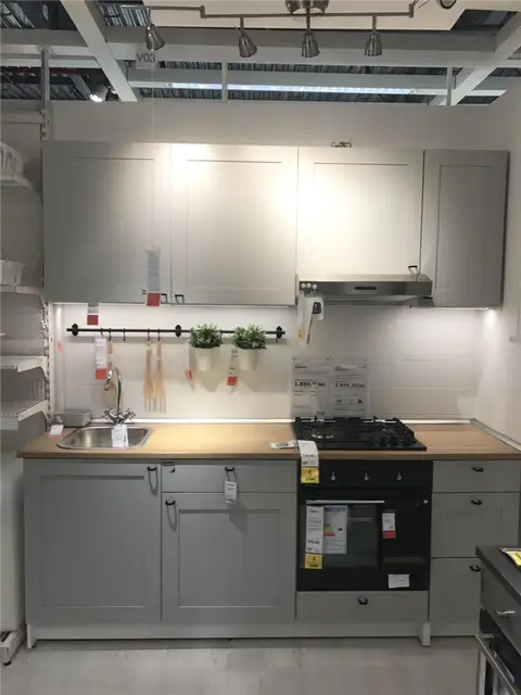 Дизайн маленькой серой кухни от IKEA