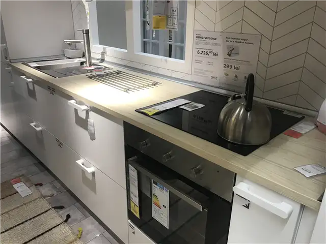 Вимлевая кухня от ikea с деревянной столешницей и шевронной заставкой
