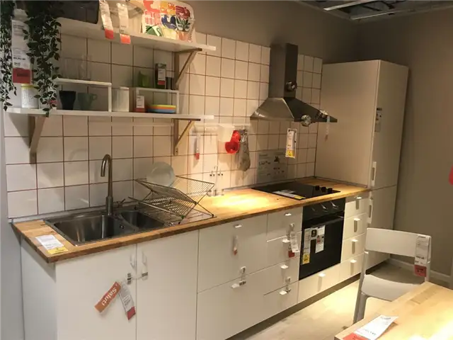 Дизайн маленькой лакированной кухни в белом цвете от IKEA