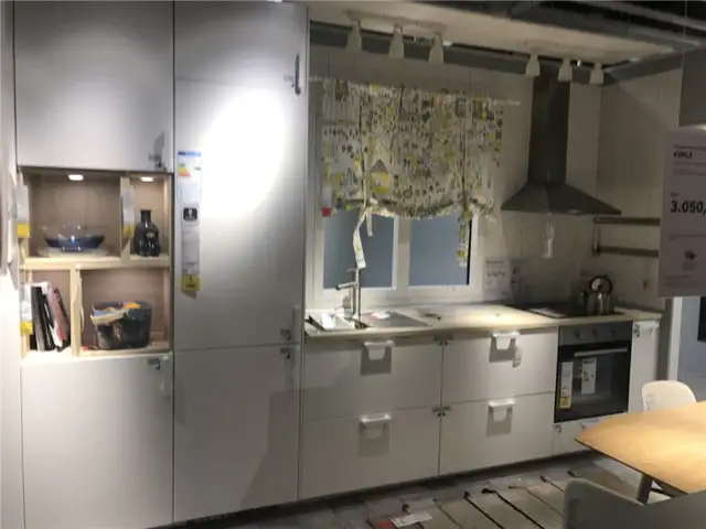 Серый вимлевый настенный дизайн кухни от IKEA