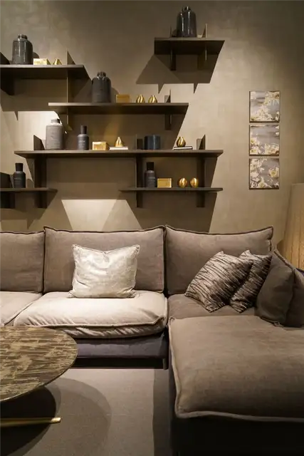 Гостиная Настенные полки над диваном